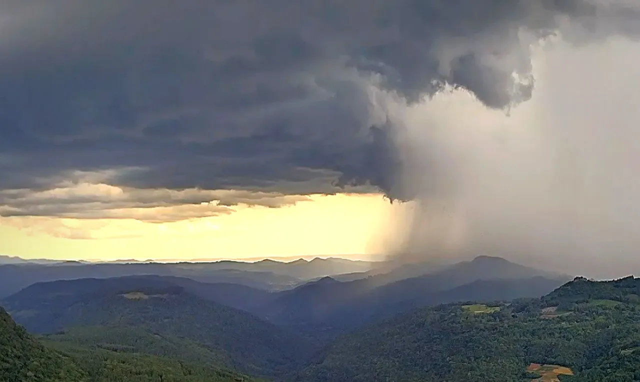 A imagem mostra a forma&ccedil;&atilde;o de chuva intensa no Sul